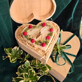 Nahaufnahme von Himbeer-Herzkerze in umweltfreundlicher Holzbox