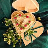 Herzkerze mit Himbeeren, vegan und rustikal, in Holz-Geschenkbox