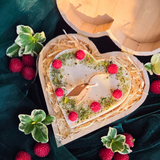 Draufsicht auf Herzkerze mit Himbeer-Dekor in einer Holz-Geschenkbox