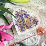 Detailansicht von Holzherzbox und Wildblumen-Kerze, perfektes Geschenk