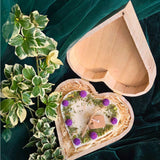Draufsicht auf Herzkerze mit Brombeer-Dekor in einer Holz-Geschenkbox