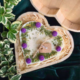 Große herzförmige Kerze mit Brombeer-Dekor in einer Holzherz-Geschenkbox