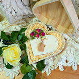 Draufsicht auf Herzkerze mit Rosenknospen in einer Holz-Geschenkbox