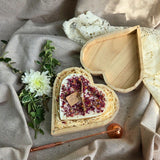 Holzherzbox mit handgemachter Kerze und Rosenblatt-Dekoration
