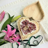 Herzkerze mit Rosenblättern, vegan und rustikal, in Holz-Geschenkbox