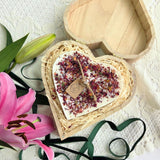 Detailansicht von Holzherzbox und Rosenblatt-Kerze, perfektes Geschenk