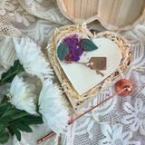 Herzkerze mit Fliederblüten, vegan und rustikal, in Holz-Geschenkbox