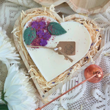 Draufsicht auf Herzkerze mit Flieder-Dekor in einer Holz-Geschenkbox