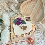 Holzherzbox mit handgemachter Kerze und Fliederblüten-Dekoration