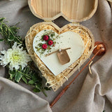 Holzherzbox mit handgemachter Kerze und roten Beeren-Dekoration