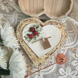 Herzkerze mit roten Beeren, vegan und rustikal, in Holz-Geschenkbox
