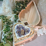 Herzkerze mit Wildblumen, vegan und rustikal, in Holz-Geschenkbox