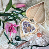 Holzherzbox mit handgemachter Kerze und Wildblumen-Dekoration