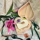 Holzherzbox mit handgemachter Kerze und Blaubeer-Dekoration