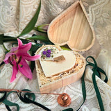 Detailansicht von Holzherzbox und Blaubeer-Kerze, perfektes Geschenk