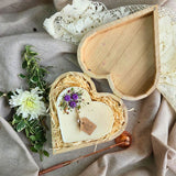 Große herzförmige Kerze mit Blaubeer-Dekor in einer Holzherz-Geschenkbox
