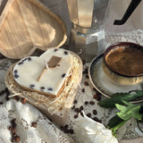 Geschenkbereite Holzherzbox mit großer Kaffeebohnen-Kerze, rustikale Verpackung