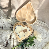 Große Herzkerze mit Kaffeebohnen in Holz-Geschenkbox, ideal zum Verschenken