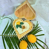Detailansicht von Holzherzbox und Zitronen-Kerze, perfektes Geschenk